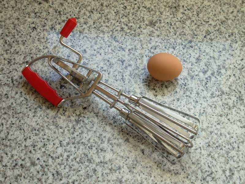 Batteur à main en inox et plastique rouge