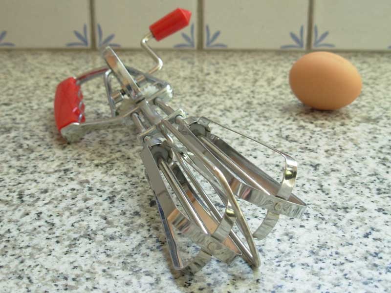Batteur à main en inox et plastique rouge