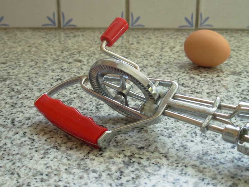 Batteur à main en inox et plastique rouge