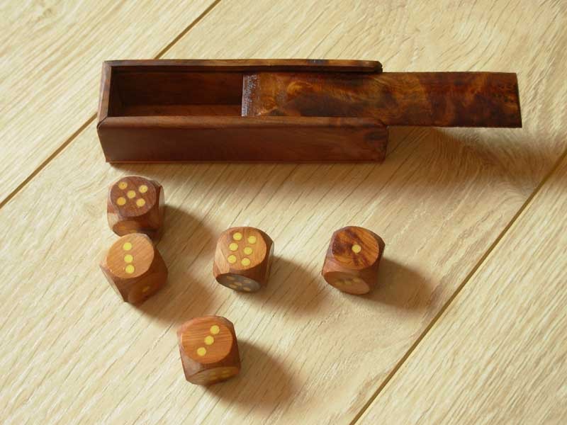 Boîte de 5 dés en bois de thuya