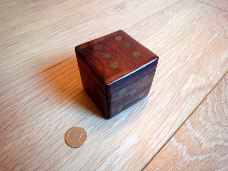 Boîte en forme de dé en bois et laiton