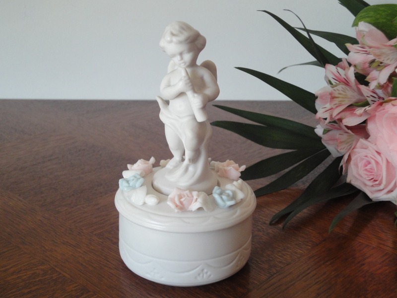 Bonbonnière en porcelaine - Ange musicien