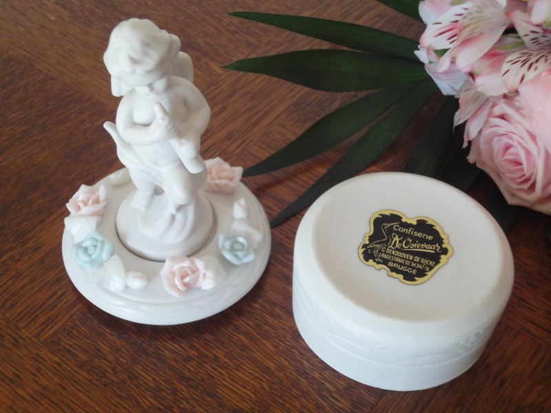 Bonbonnière en porcelaine - Ange musicien