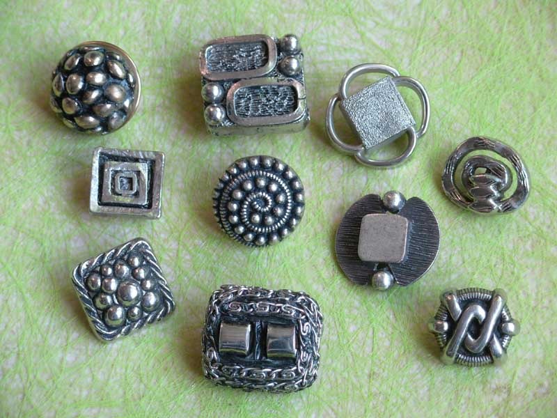Boutons de couleur argentée - Bijoux