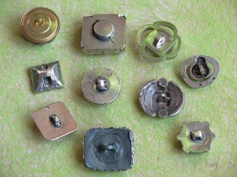 Boutons de couleur argentée - Bijoux