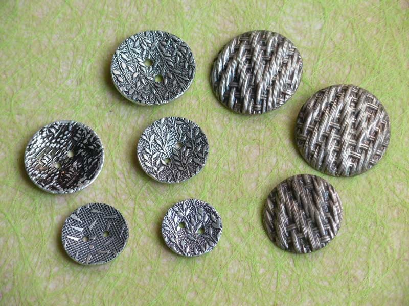 Boutons de couleur argente - Feuilles et osier