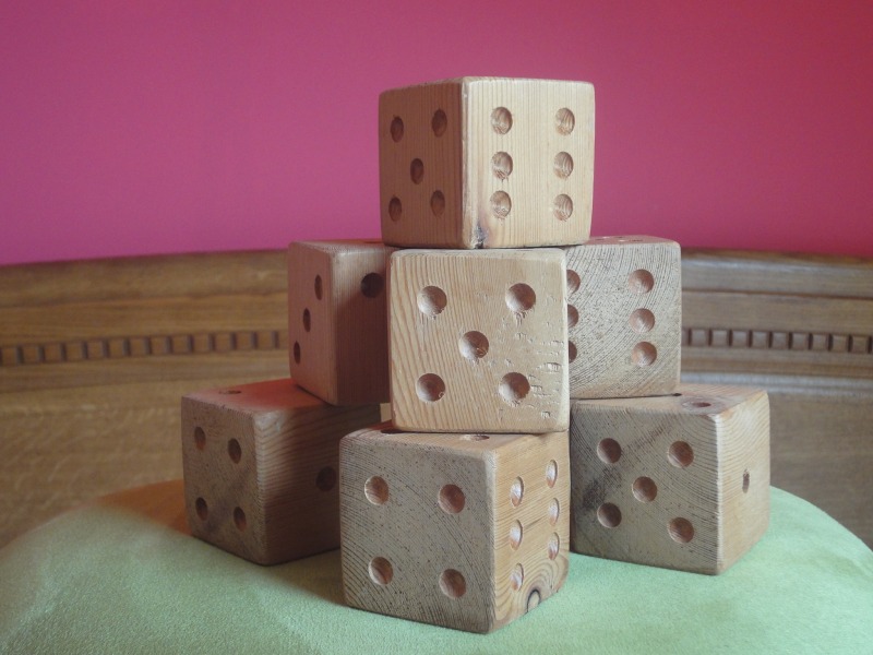 Gros dés en bois brut