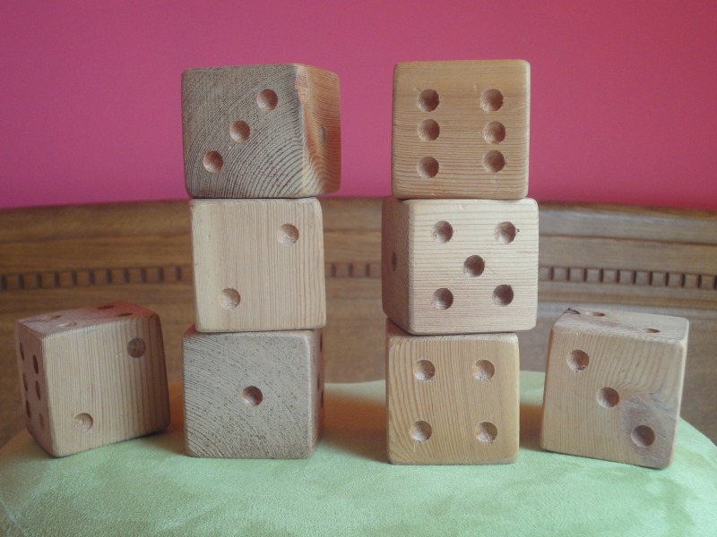 Gros dés en bois brut