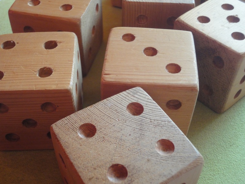 Gros dés en bois brut
