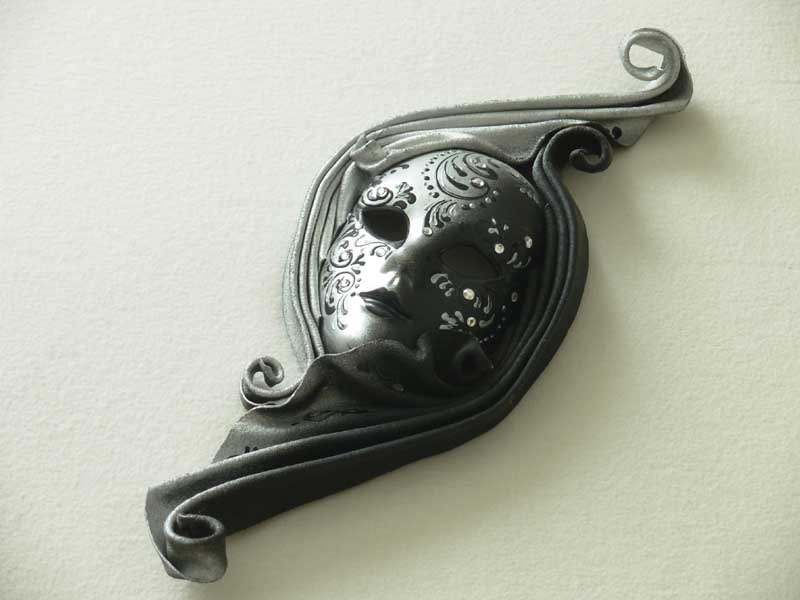 Masque vnitien en cramique et cuir