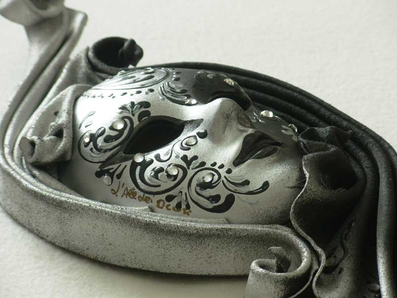Masque vnitien en cramique et cuir