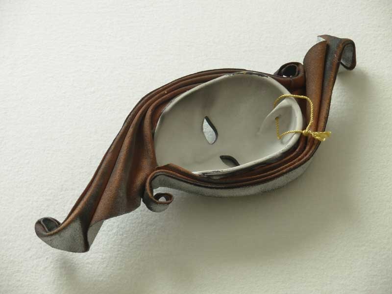 Masque vnitien en cramique et cuir