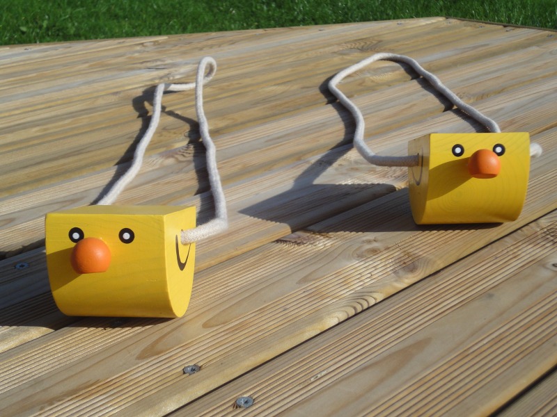 Paire de rolling stilts en bois - Echasses roulantes