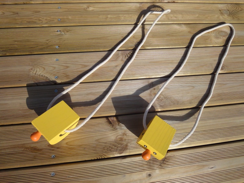 Paire de rolling stilts en bois - Echasses roulantes