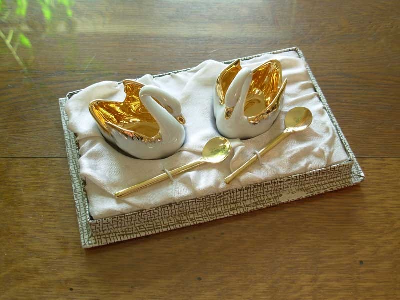 Salière et poivrière en forme de cygnes
