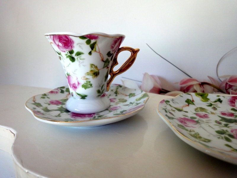 Service de tasses à café en porcelaine décorée