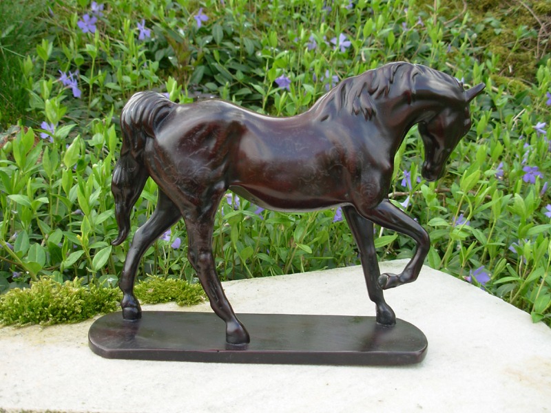 Statuette de cheval sur socle