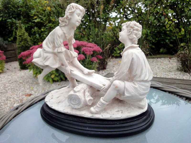 Statuette d enfants jouant sur une balançoire